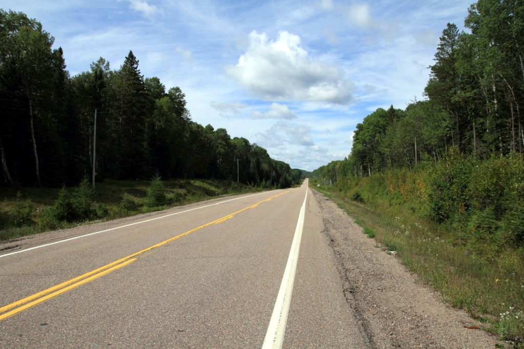 Longue route à travers les forêts d'Ontario