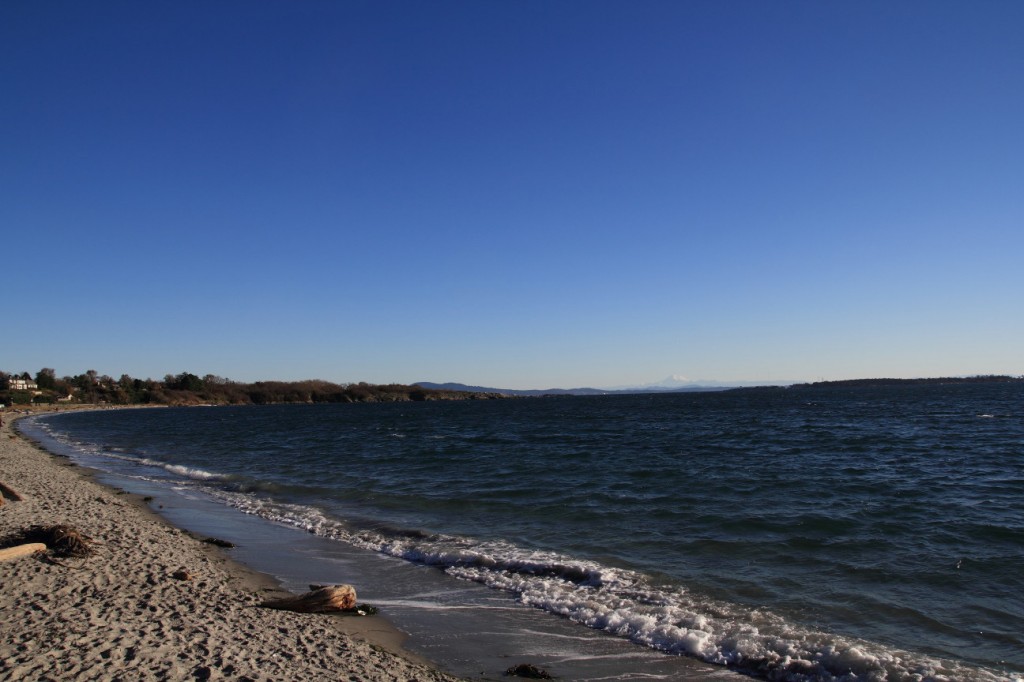 La plage de Oak Bay à Victoria, avec au loin le Mont Baker aux USA